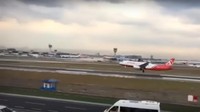 Pilot pesawat ini melakukan pendaratan darurat secara buta dengan kondisi kokpit retak akibat hujan es. Screenshot Youtube