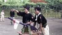 Terlihat dalam foto yang sudah diproses dari hitam putih menjadi berwarna nampak dua orang laskar prajurit TNI sedang memegang senapan di sebuah persimpangan jalan. Istimewa/Facebook.