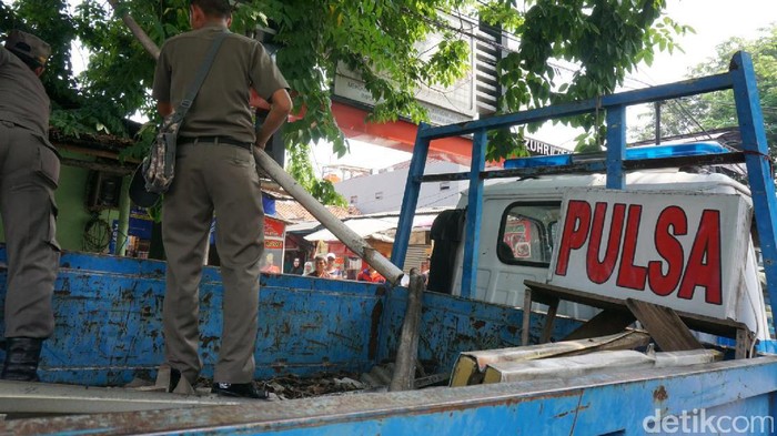 Satpol PP Tertibkan PKL yang Jualan di Trotoar Kembangan