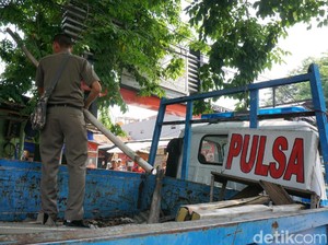 Satpol PP Tertibkan PKL yang Jualan di Trotoar Kembangan