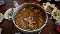 Penasaran makanan apa yang biasanya disantap oleh para pesumo? Makanan ini namanya Chanko Nabe, seporsi besar hotpot yang isinya daging babi dan sayuran. Tak lupa nasi, dan juga ikan sarden goreng (Issei Kato/Reuters)