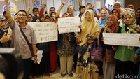 Jemaah umrah First Travel menggelar aksi damai untuk menuntut kejelasan pengembalian dana dan keberangkatan.