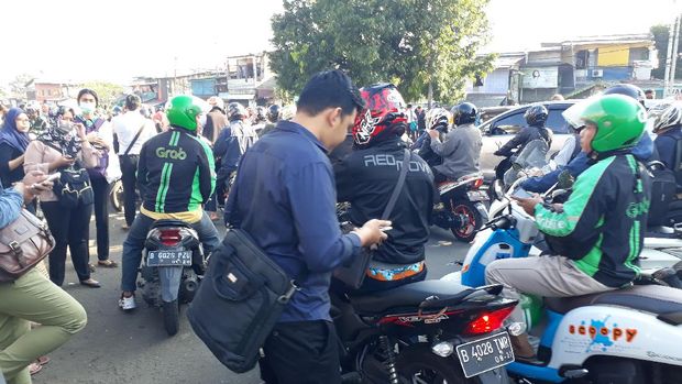 Banyak ojek yang berburu penumpang di depan Stasiun Manggarai. 