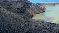 Lanskapnya pulaunya berupa bebatuan dan belum ada tanaman atau binatang ada di sana. Di bagian tengahnya, terdapat kawah besar yang terlihat cantik. Para ahli mengemukakan bahwa pulau ini masih tidak stabil dan sangat berbahaya untuk dikunjungi. Namun, di awal tahun 2015 lalu ada beberapa traveler dari Tonga atau Australia dan Selandia Baru yang mengunjunginya (Dok. BBC/GP Orbassano)