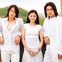 Rambut panjang lurus yang halus dan berkilau menjadi ciri khas Barbie Hsu selama membintangi Meteor Garden. Gaya rambut ini menjadi fenomena besar yang ditiru oleh banyak wanita muda di Asia. Foto: Istimewa