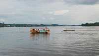 Foto: Sungai Kapuas yang terpanjang di Indonesia turut mengalir di kawasan wisata budaya Kabana, Kecamatan Kapuas, Kabupaten Sanggau. Wisata sungai pun digemari di warga dan turis di sini (Kurnia/detikTravel)