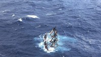 Pada tahun 2012, replika kapal HMS Bounty dari abad ke-18 karam di perairan North Carolina setelah dihajar badai besar. Satu dari 16 orang kru kapal meninggal dunia akibat insiden ini (Reuters)