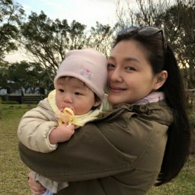 Di Instagram-nya, @barbie.hsu, aktris Taiwan tersebut cukup banyak mengunggah foto dengan anaknya yang juga terlihat cantik. Foto: Instagram Barbie Hsu
