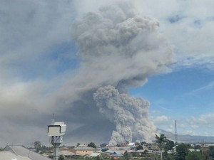 Ngeri! Begini Penampakan Sinabung Sesaat Setelah Erupsi
