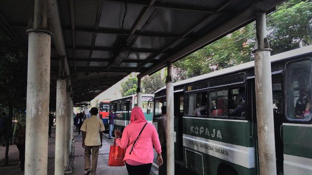 Di Jl Jenderal Sudirman, mereka juga ngetem.