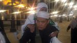 Petugas Gendong Jemaah Calon Haji yang Sudah Tua