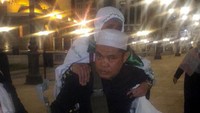 Serka Alpan menggendong jemaah dari hotel ke Masjid Nabawi yang kurang lebih berjarak 250 meter. (Foto: Istimewa)