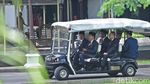 Potret Gaya Jokowi Jadi Sopir di Istana