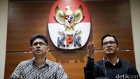 Wakil Ketua KPK Laode M Syarif dan Juru Bicara KPK Febri Diansyah memberikan keterangan pers di Gedung Komisi Pemberantasan Korupsi, Jakarta, Rabu (2/8/2017).