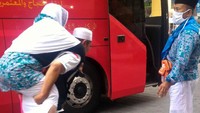 Petugas Perlindungan Jemaah (Linjam) Sektor 2 yang juga personel Kodam I Bukit Barisan, Serka Alpan Arbudi, menggendong jemaah yang tak bisa berjalan atau lumpuh. (Foto: Istimewa)