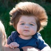 Ini merupakan foto dari bayi bernama Junior Cox-Noon ketika berusia sembilan minggu dengan rambut cokelatnya. Diakui sang ibunda Chelsea, rambut Junior terlalu tebal hingga jabrik. Foto: Ist.