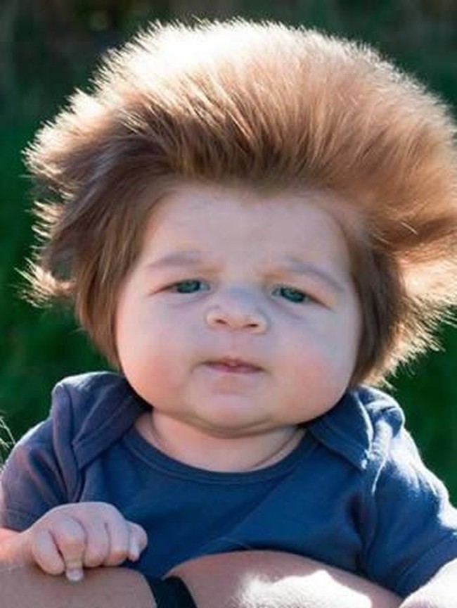 Ini merupakan foto dari bayi bernama Junior Cox-Noon ketika berusia sembilan minggu dengan rambut cokelatnya. Diakui sang ibunda Chelsea, rambut Junior terlalu tebal hingga jabrik. Foto: Ist.