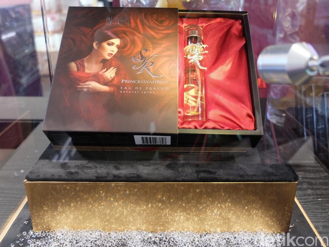 Parfum Syahrini yang sudah mulai dijual sejak sepekan lalu laris-manis di pasaran. Parfum manja ini sudah terjual lebih dari seribu loh pokoknya di Sephora,” kata mantan teman duet Anang Hermansyah itu. Foto: Anggi Mayasari