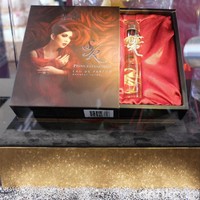 Parfum Syahrini yang sudah mulai dijual sejak sepekan lalu laris-manis di pasaran. Parfum manja ini sudah terjual lebih dari seribu loh pokoknya di Sephora,” kata mantan teman duet Anang Hermansyah itu. Foto: Anggi Mayasari