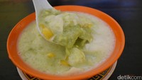 Es teler yang berisi kerukan buah alpukat dan potongan nangka manis tentu enak dan menyegarkan. Warnanya putih susu karena dicampur susu putih kental manis dan serutan es. Dingin! Foto: detikFood