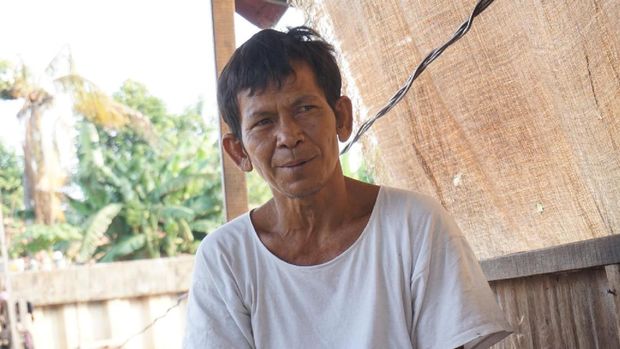 Nyeberang di Kali Mookervart, Warga Pilih Rakit daripada Jembatan