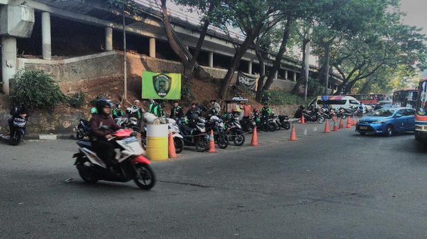 Tak jarang petugas harus menakut-nakuti tapi tetap tak berhasil.