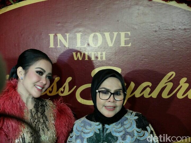 Syahrini didampingi ibunya, Wati Nurhayati, yang kerap dipanggilnya ibu cetar dalam peluncuran parfumnya dan perayaan ulang tahunnya. Foto: Anggi Mayasari