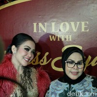 Syahrini didampingi ibunya, Wati Nurhayati, yang kerap dipanggilnya ibu cetar dalam peluncuran parfumnya dan perayaan ulang tahunnya. Foto: Anggi Mayasari