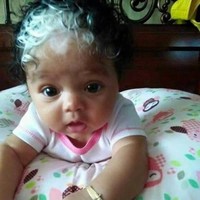 Bagaimana dengan bayi yang satu ini? Sungguh gemas melihat bayi perempuan ini terlahir dengan gaya rambut keriting dan berwarna putih di bagian depannya. Foto: Ist.