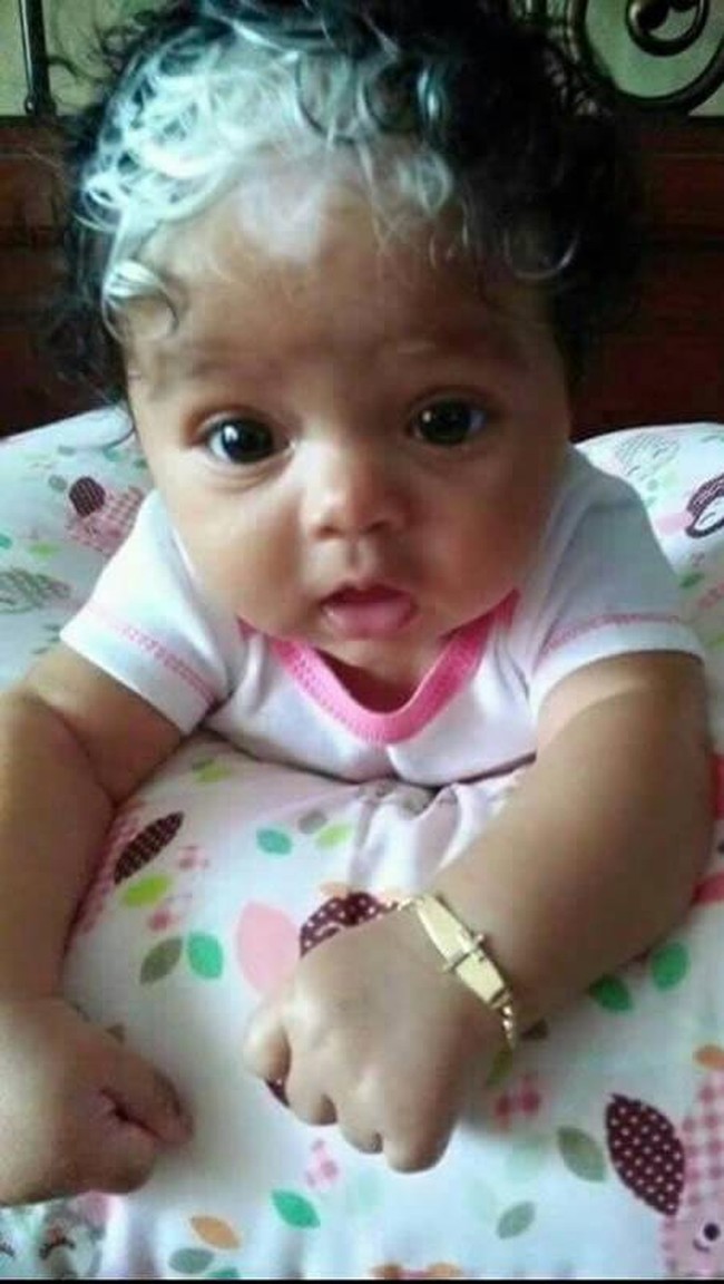 Bagaimana dengan bayi yang satu ini? Sungguh gemas melihat bayi perempuan ini terlahir dengan gaya rambut keriting dan berwarna putih di bagian depannya. Foto: Ist.