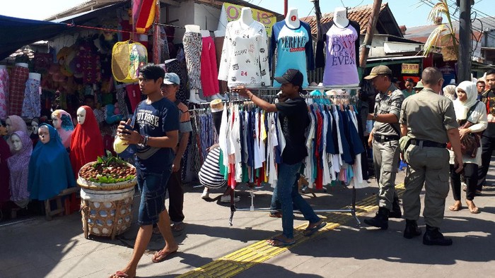 Bandel, PKL Tanah Abang Jualan di Trotoar Meski Sering Ditertibkan
