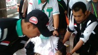Banyak jemaah pergi sendiri. Jika ada jemaah yang berkursi roda, selain teman sesama jemaah, maka petugas lah yang kebagian tugas tersebut. (Foto: Media Center Haji)