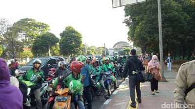 Foto: Aduh! Ojek Menyerbu Stasiun Palmerah dan Bikin Macet