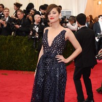 Marion Cotillard saat menghadiri Costume Institute Gala Charles James: Beyond Fashion di Metropolitan Museum of Art pada tanggal 5 Mei 2014 di New York City. (Foto by Larry Busacca / Getty Images)