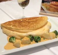 Wow, Omelet Ini Begitu Tebal dan Terlihat Menggiurkan!