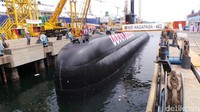 Kapal selam KRI Nagapasa-403 memiliki panjang 61,3 meter dengan kecepatan ± 21 knot di bawah air. Kapal ini punya ketahanan berlayar lebih dari 50 hari dan mampu menampung 40 kru untuk menunjang fungsi. Kapal juga dipersenjatai torpedo dengan fasilitas delapan buah tabung peluncur.  (Foto: Niken Purnamasari/detikcom)