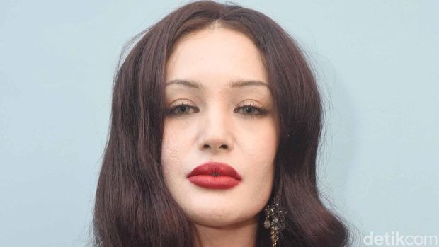 Eufrasia Vieira hanya tertawa disebut mirip Angelina Jolie.