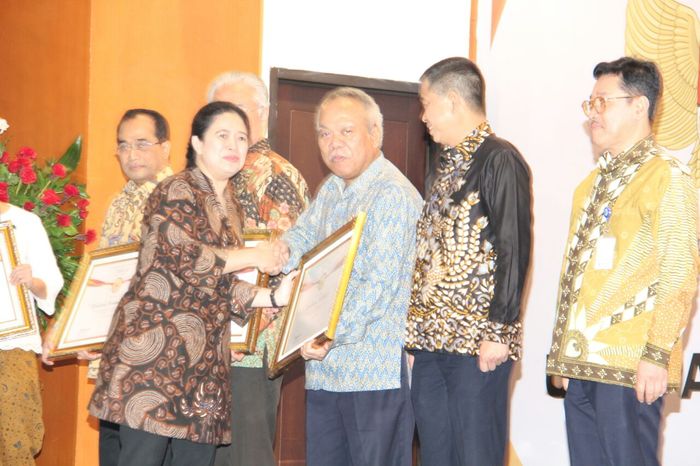 Menteri PUPR Basuki Hadimuljono mendapat penghargaan dari Menteri Koordinator Bidang Pembangunan Manusia dan Kebudayaan Puan Maharani (Foto: Dok. Kementerian PUPR) Menteri PUPR Basuki Hadimuljono mendapat penghargaan dari Menteri Koordinator Bidang Pembangunan Manusia dan Kebudayaan Puan Maharani (Foto: Dok. Kementerian PUPR)