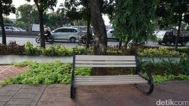 Trotoar rindang di Jalan Daan Mogot.