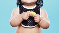 Nah, kalau bayi cantik ini justru terlihat senang saat menghisap lemon. (Foto: David Wile)
