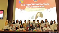 Terakhir, Shaesta pun sempat berfoto dengan para pilot muda dari Indonesia. Rencananya Shaesta akan terbang ke Bali dari Singapura pada tanggal 10 Agustus mendatang. Semangat ya Shaesta! (Randy/detikTravel)