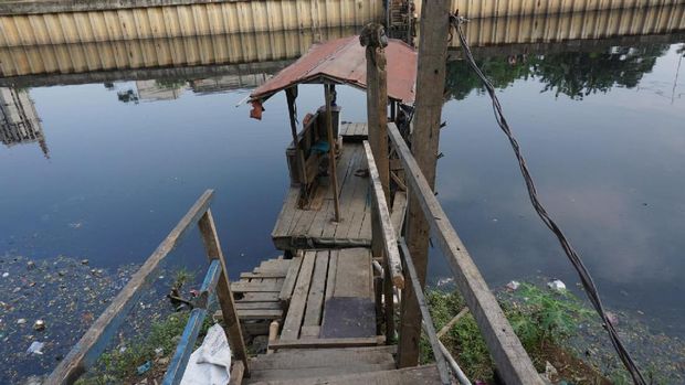Nyeberang di Kali Mookervart, Warga Pilih Rakit daripada Jembatan