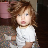 Satu lagi bayi berambut gondrong dengan ekspresi menggemaskan. Foto ini diambil ketika ia berusia 10 bulan.  Foto: Ist.