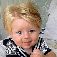 Sejak lahir bayi yang diberinama Frederick Ryan ini terlahir dengan gaya rambut belah samping. Sungguh menggemaskan ya! Foto: Ist.