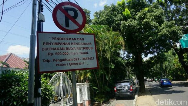 Padahal ada rambu dilarang parkir di situ.