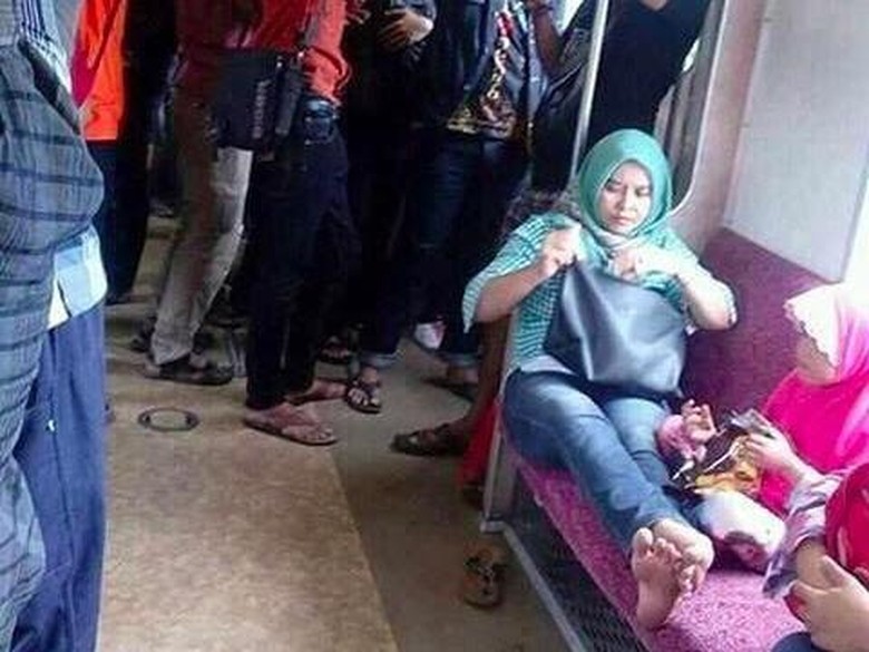 Viral Ibu-ibu Duduk Selonjoran di Bangku KRL, Ini Penjelasan PT KCJ Viral Ibu-ibu Duduk Selonjoran di Bangku KRL, Ini Penjelasan PT KCJ