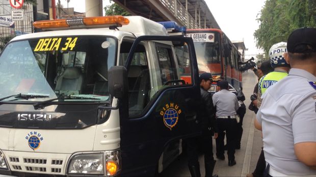 Metro Mini Diderek Petugas Karena Masuk Busway, Supir Mengamuk