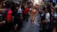 Para penonton terlihat memberikan semangat kepada peserta lari. Ayo semangat! (Juan Medina/Reuters)