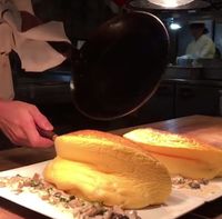 Wow, Omelet Ini Begitu Tebal dan Terlihat Menggiurkan!