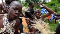 Ritual ini biasa dilakukan pada bulan Agustus, bertepatan dengan libur sekolah (Noor Khamis/Reuters)